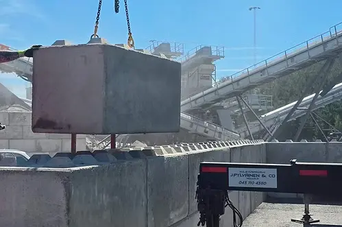Ruskon Betonin Betoniblokkia kasataan nosturilla.
