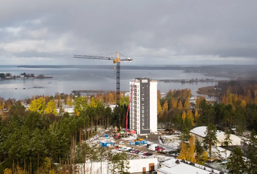 Kerrostalon rakennustyömaa Kokkolassa, jossa betonia pumpataan korkeaan rakennukseen
