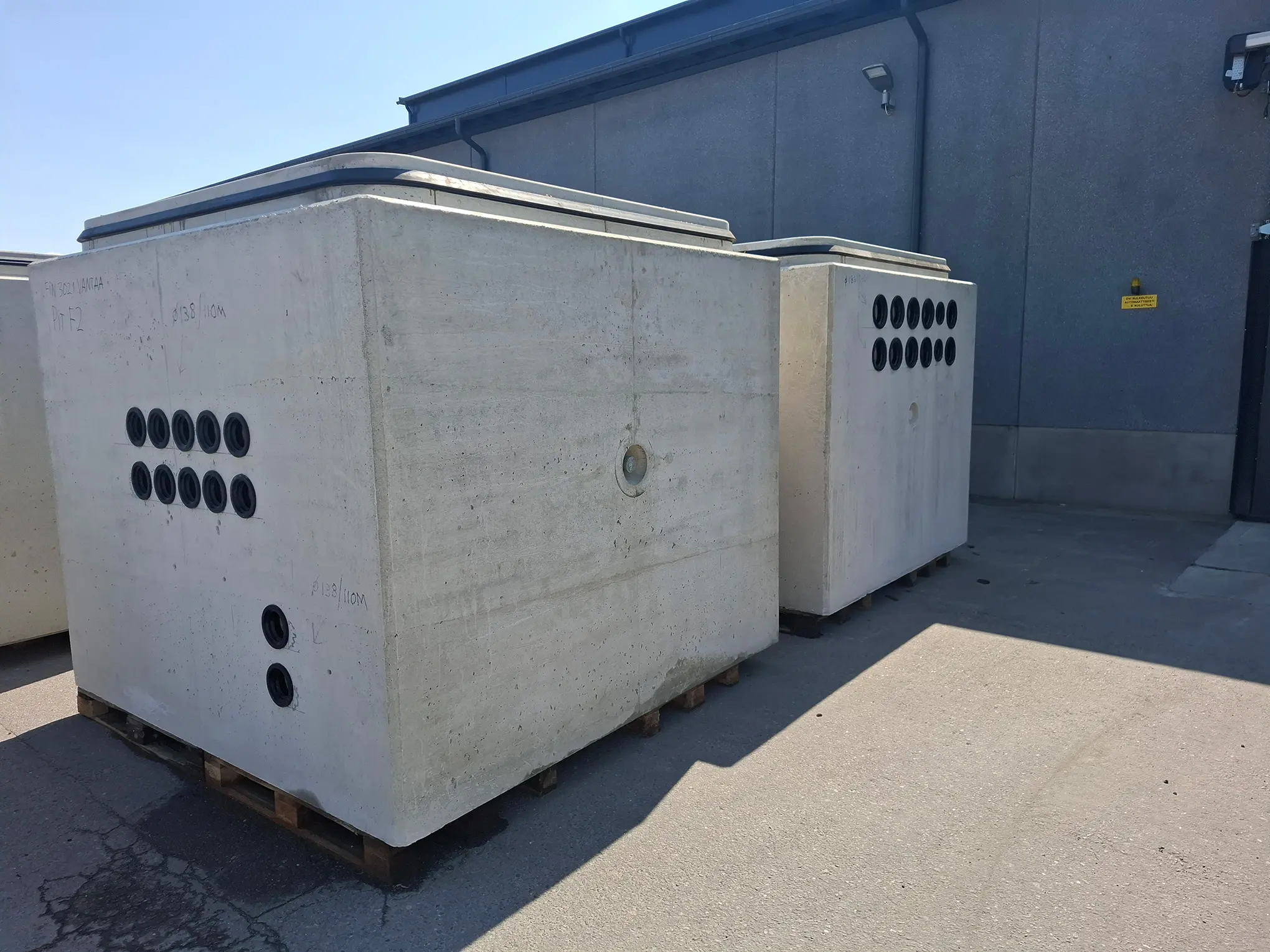 Kaksi kaapelikaivoa Ruskon Betonin Hollolan infratehtaalla