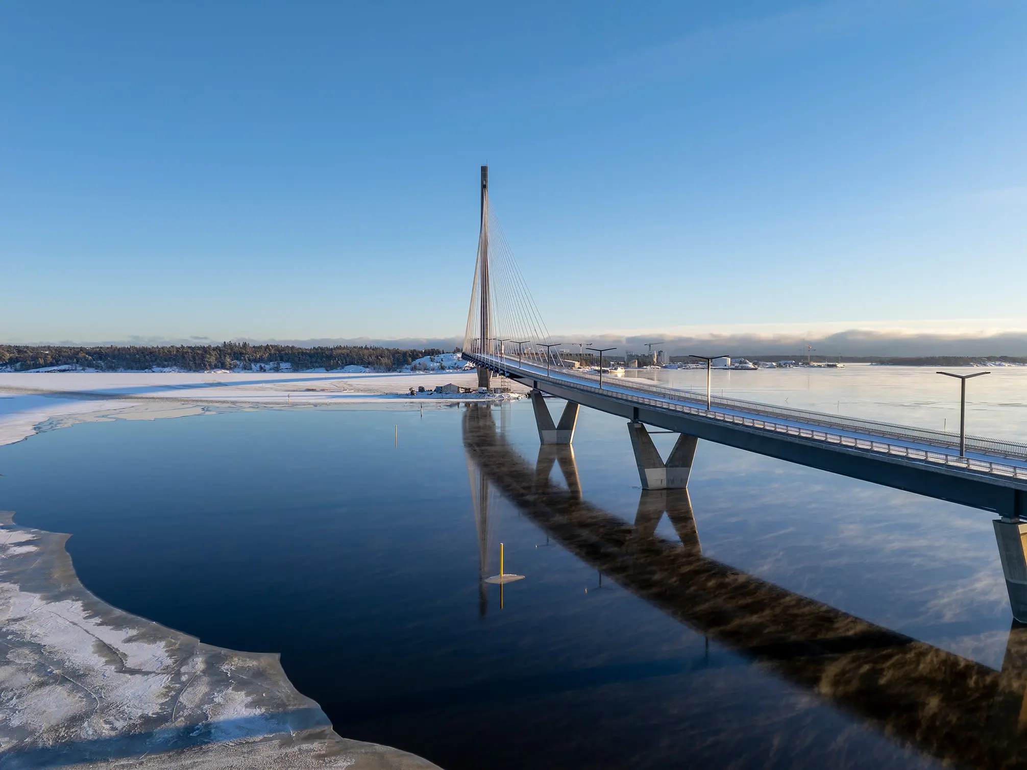 Kruunuvuorensilta Helsingissä jäisessä merimaisemassa