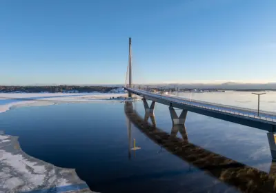 Kruunuvuorensilta ylittää osin jäisen vesistöalueen