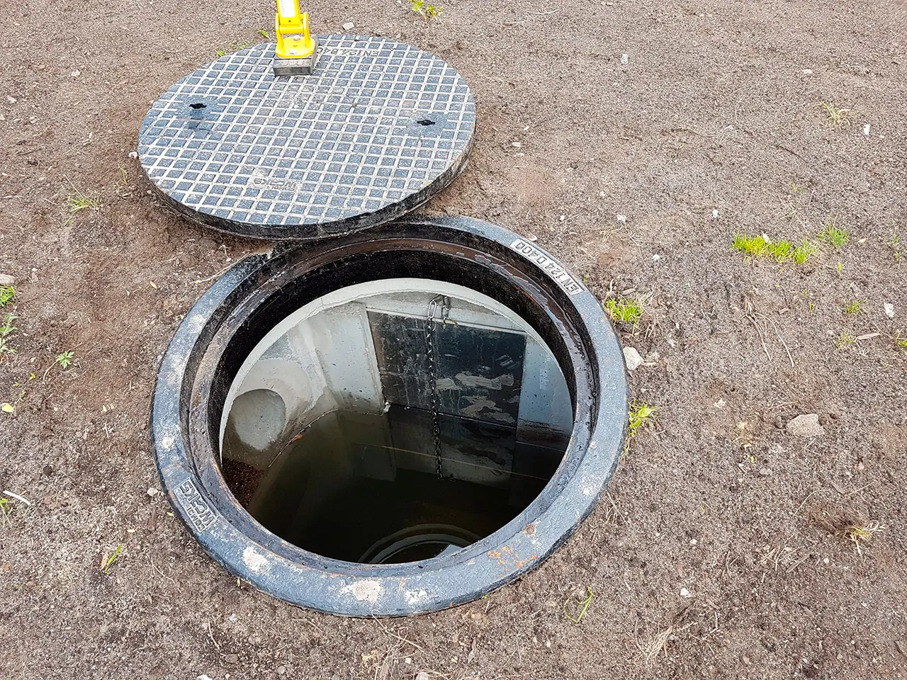 Avattu säätöpatokaivo, jossa näkyy vedenpinnan säätöön tarkoitettu rakenne