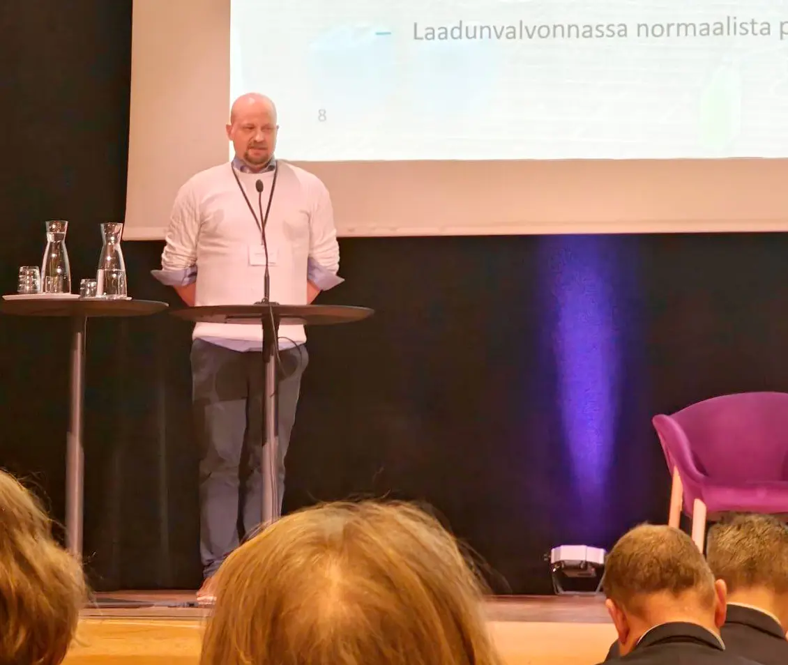 Ruskon Betonin laatupäällikkö Tuomas Mannonen pitää puhetta