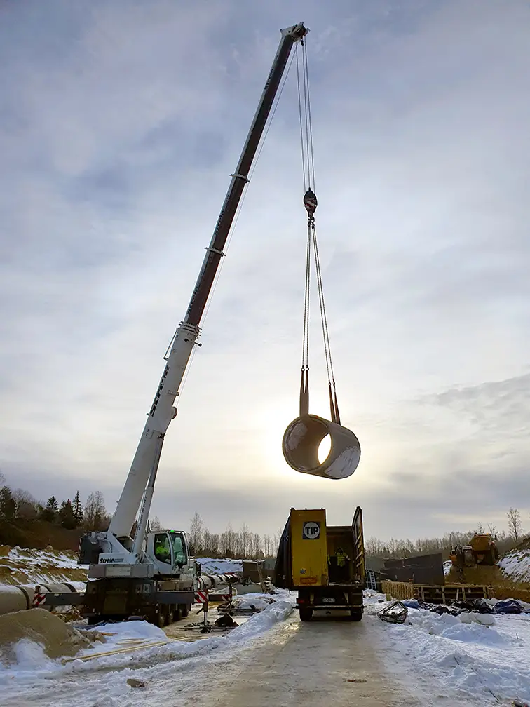 Ruskon Betonin betoniputkikuoraa puretaan Loonessa Virossa.