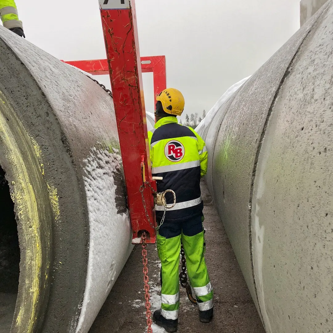 Ruskon Betonin työntekijä asentamassa betonisia sprinklerisäiliöelementtejä työmaalla
