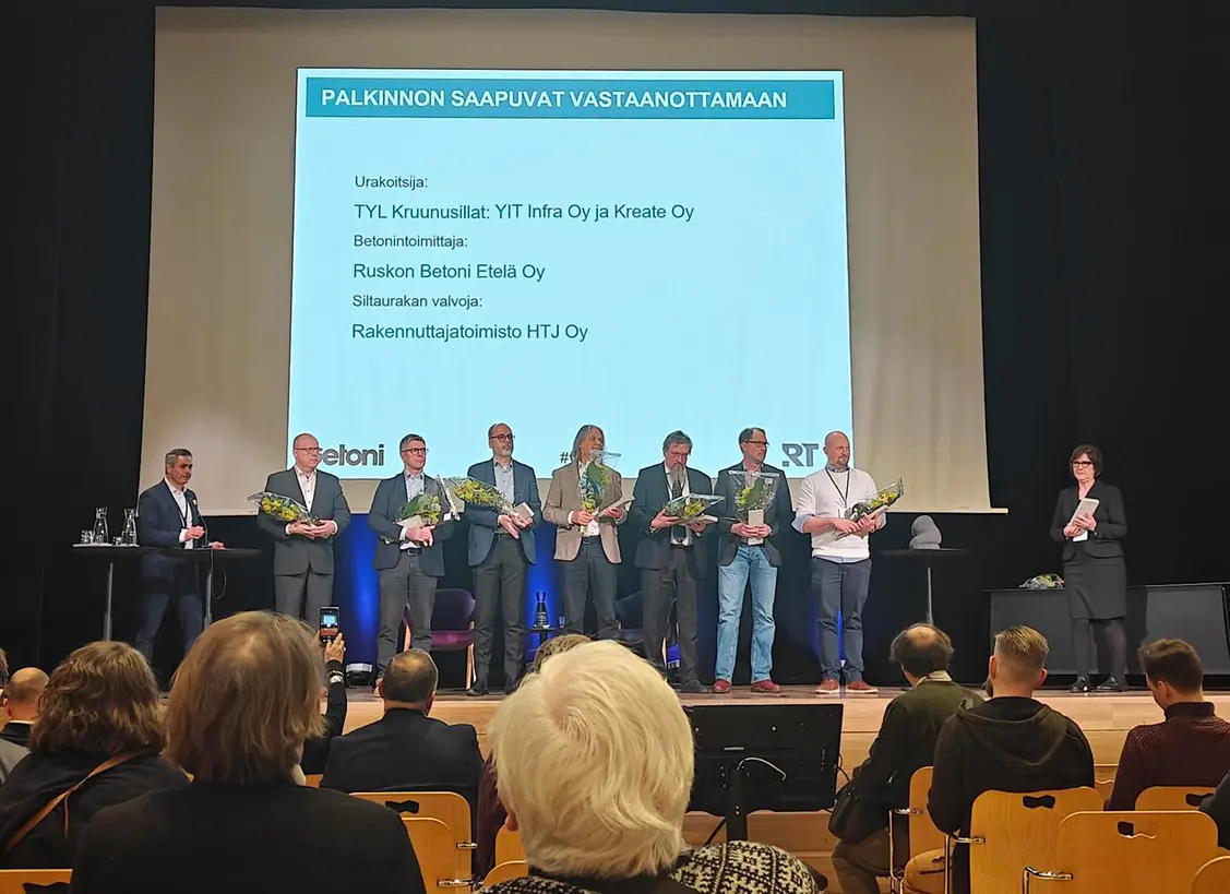 Kaikki palkitut lavalla Vuoden Betonirakenne 2025 -palkintojenjakotilaisuudessa