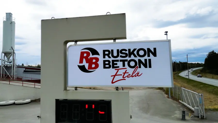 Ruskon Betoni Etelä Oy:n logo Kokkolan betonituotetehtaalla.